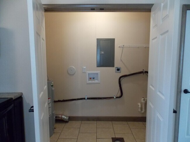 Building Photo - 402 Red Bird St