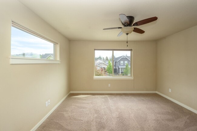 Building Photo - New listing!  Modern, A/C, Washer & Dryer included!