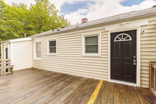 Building Photo - Spacious home located in a great neighborh...