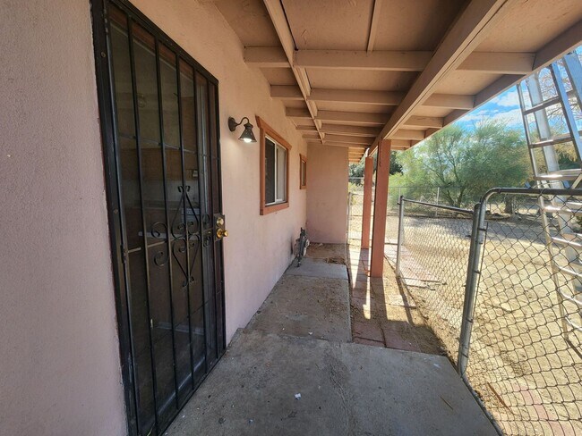 Building Photo - Cute 2 Bedroom 1 Bath Home