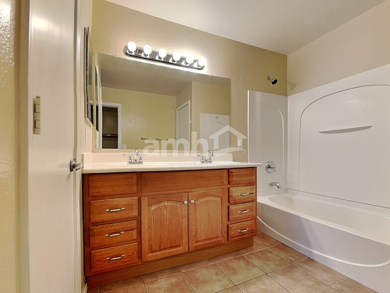 Building Photo - 1587 E Anastasia St