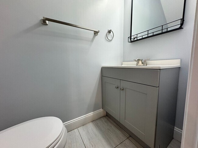 Building Photo - 3 Bedroom, 2.5 Bathroom Townhouse in Greensboro, NC!