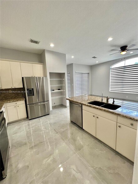 Building Photo - 3810 SW 51st St