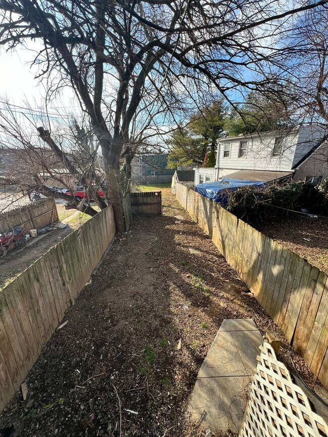 Building Photo - 3 Bedroom 1 Bath Home Available