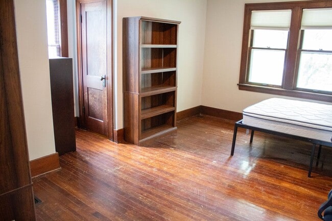 Building Photo - AVAILABLE FOR AUGUST 2026!  Large house near KRANNERT!