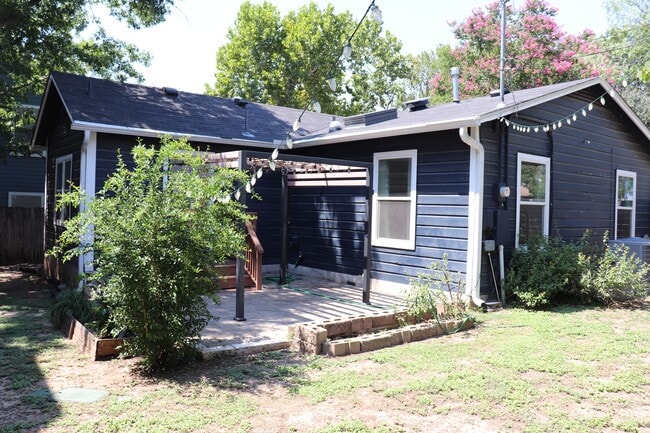 Building Photo - 713 E 45th St