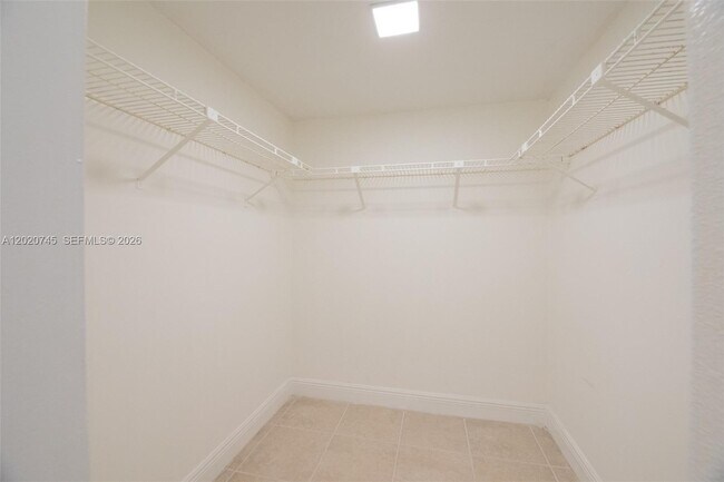 Building Photo - 200 Lakeview Dr