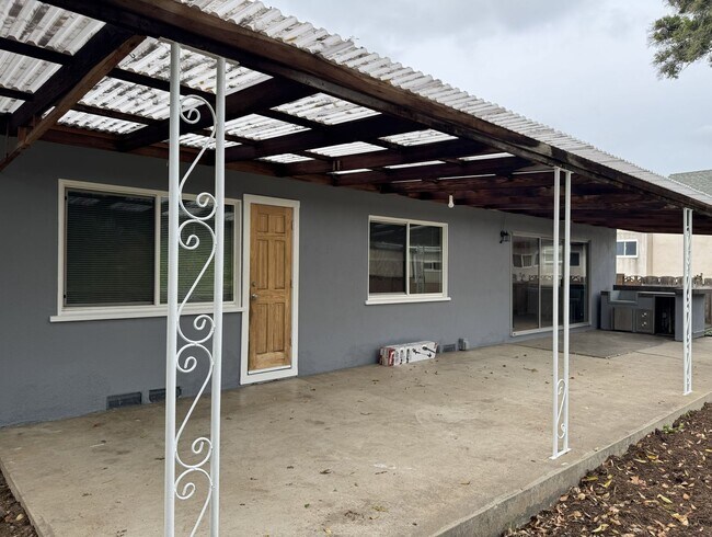 Building Photo - 4 Bedroom / 2 Bathroom home for rent