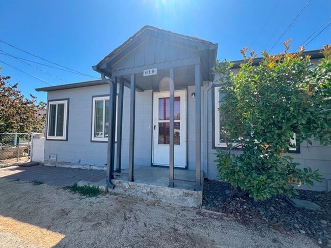 Building Photo - Two Bedroom Conveniently located in Cen...