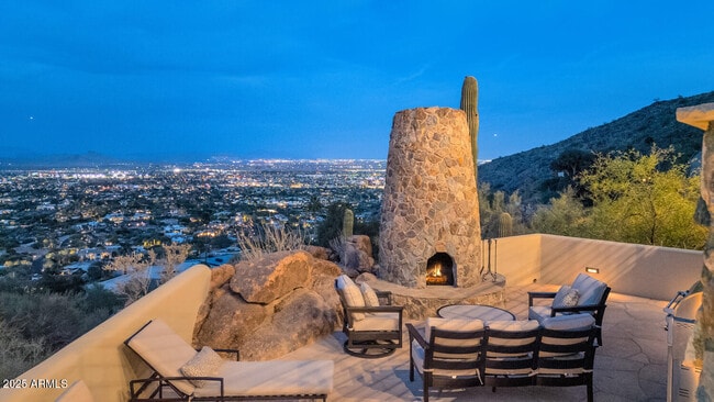 Building Photo - 5810 E Cholla Ln