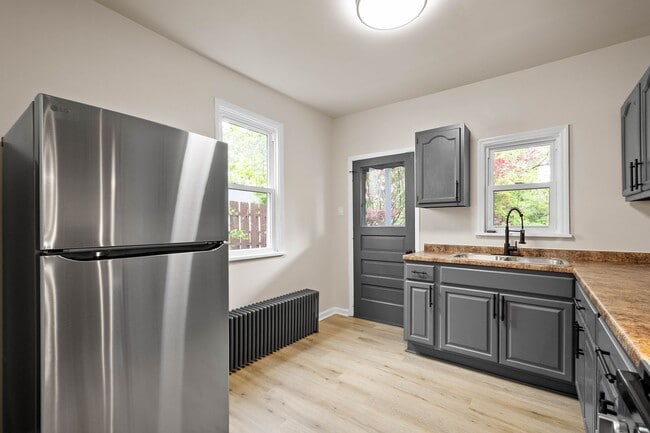 Building Photo - Stunning 2 Bedroom home in McKees Rocks available July 1!