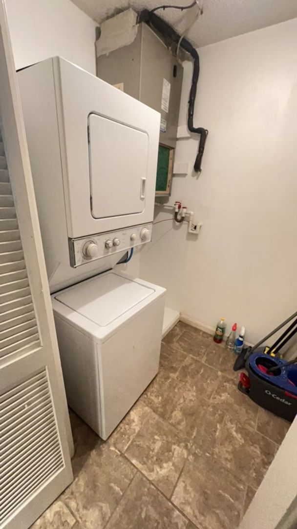 Building Photo - This 2 bedroom/1.5 bath condo has it all!