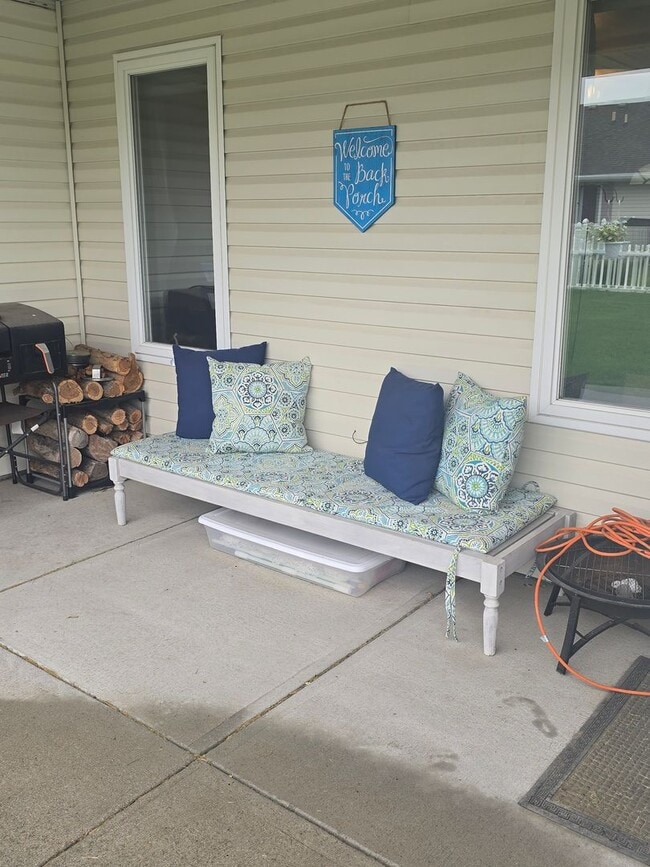 Building Photo - For Rent: 2 Bed / 2 Bath with 2-Car Garage...