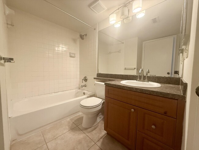 Building Photo - 15105 Glenmoor Dr