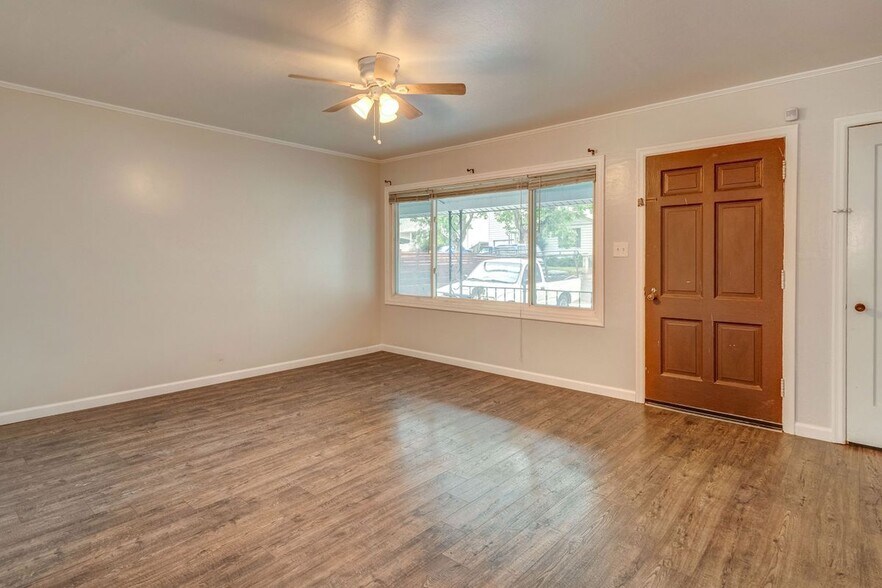 Building Photo - 566 Russell St