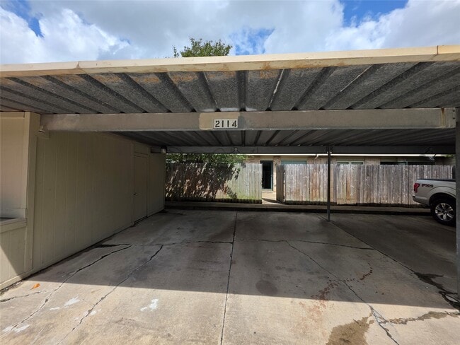 Building Photo - 2114 Greenbriar Colony Dr