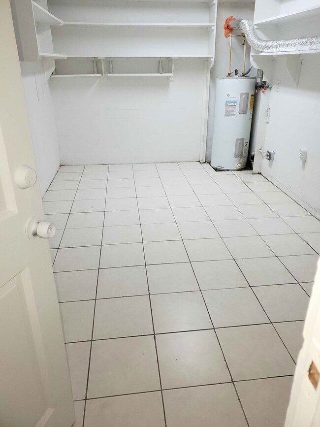 Building Photo - Large 3 Bedroom 2 Pool Home in Daytona Beach!