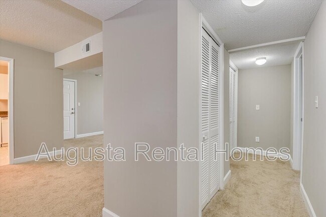 Building Photo - 2905 Arrowhead Dr