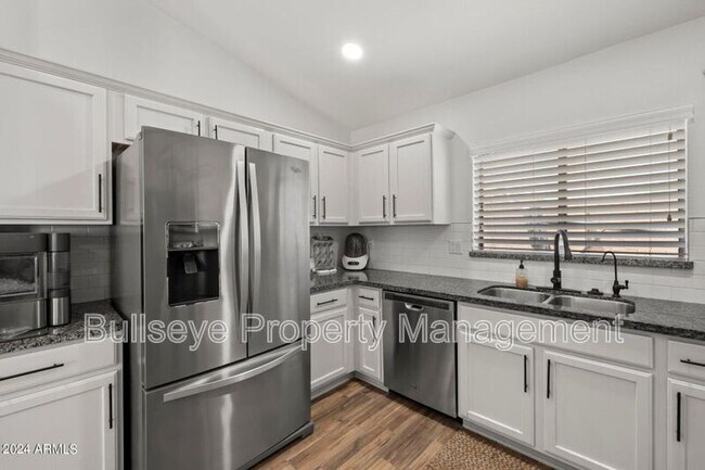 Building Photo - 3402 E Menadota Dr