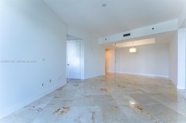 Building Photo - 15901 Collins Ave