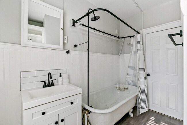 Building Photo - 1073 N Downing St