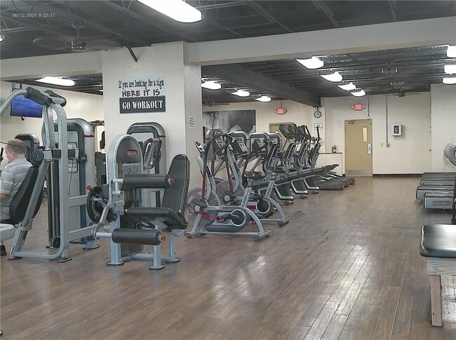 Building Photo - 2320 Brisbane St