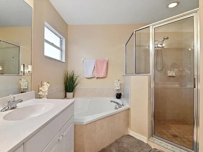 Building Photo - 602 SW McCall Rd