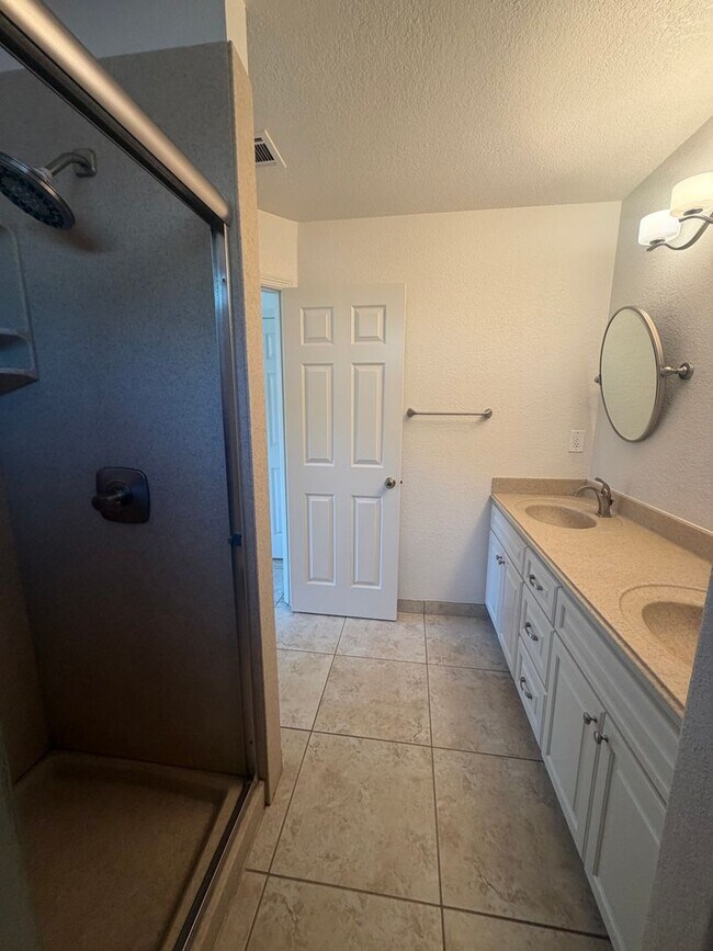 Building Photo - Single story near freeway access and major shopping!