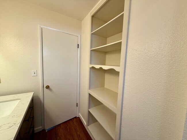 Building Photo - Single story home in established neighborhood!