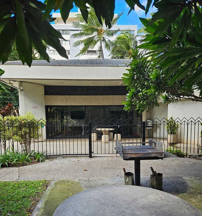 Building Photo - Waikiki - Liliuokalani Gardens: A Studio, ...