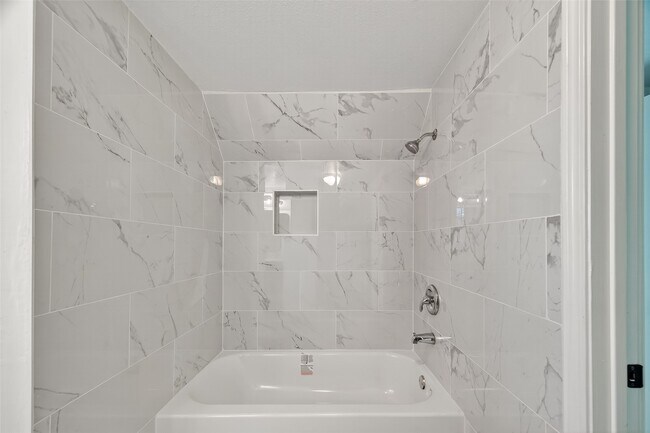 Building Photo - 501 Live Oak St