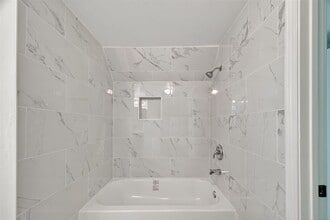 Building Photo - 501 Live Oak St