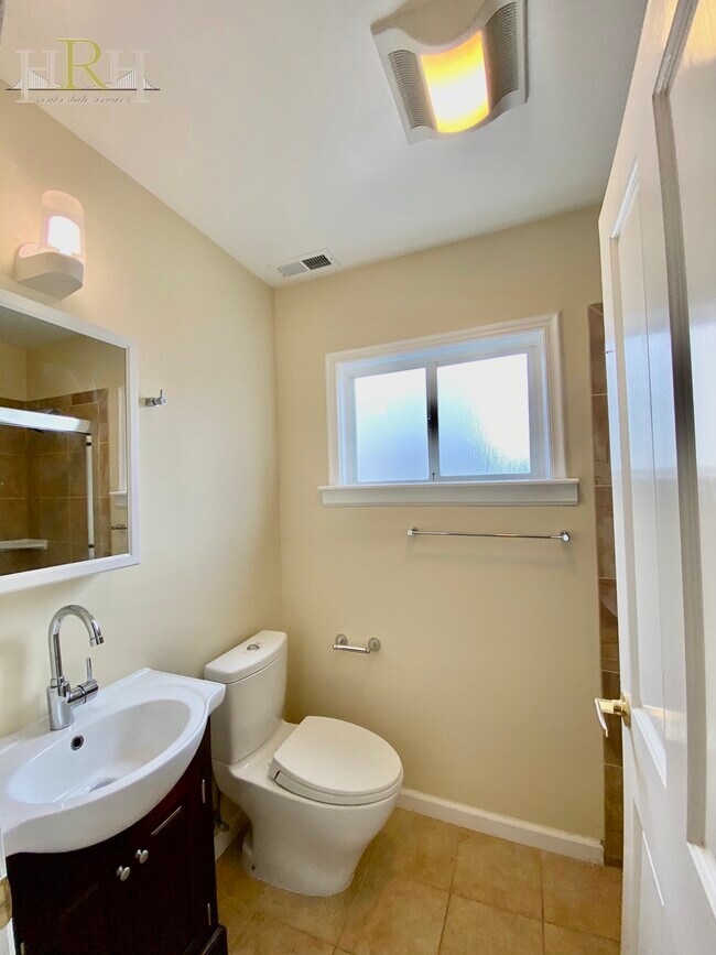 Bathroom #1 - 1562 Dolores St