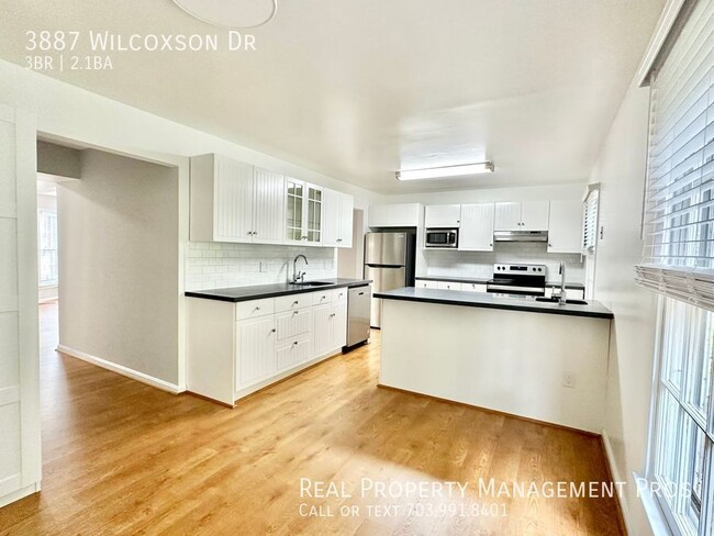 Building Photo - Gorgeous End Unit in Fairfax City!