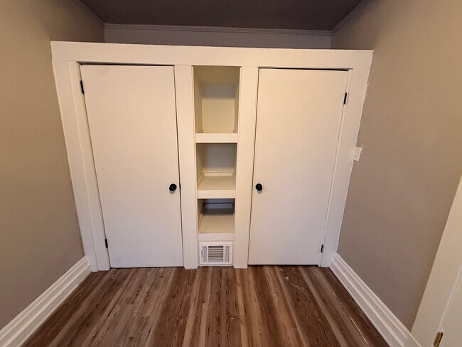 Building Photo - 6 W 30th St