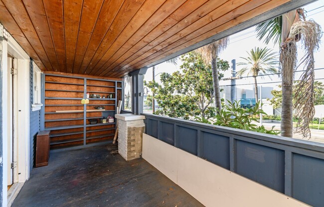 Building Photo - 1070 W Santa Ana Blvd