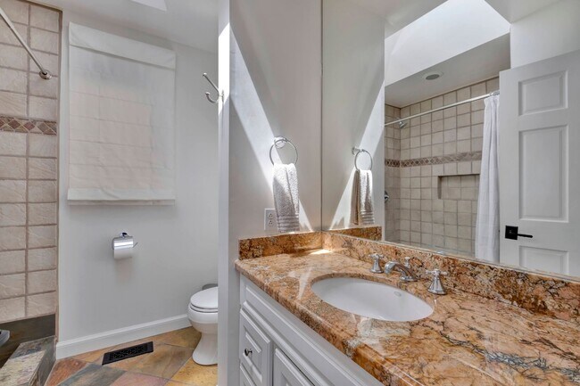 Building Photo - Beautiful 4 Bedroom 3 Bath Lower Riviera C...