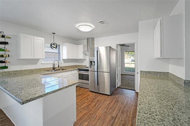 Building Photo - 1111 Manatee Ln