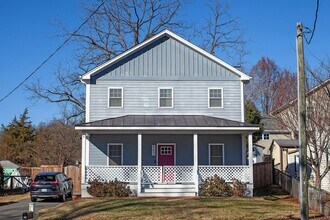 Building Photo - Pet-Friendly Belmont Home With Fenced Yard