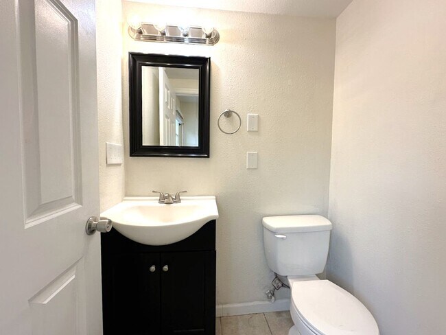 Building Photo - Updated 5 bedroom 2.5 bathroom home in Uni...