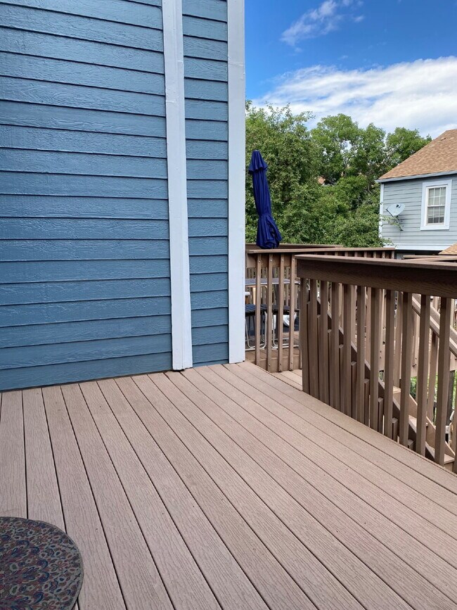 Building Photo - PENDING APPLICATION. **Move in Specials, $$ off rent!* *Beautifully remodeled townhome near Cherr...