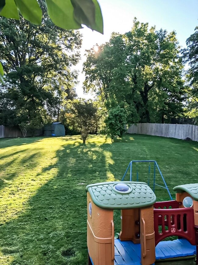 Building Photo - Gorgeous 4 Bed 2 Bath Single Family Home W...