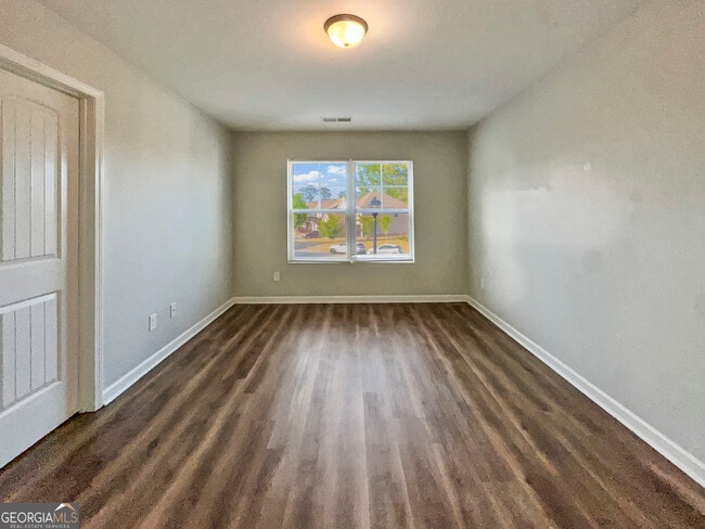Building Photo - 230 Daisy Cir