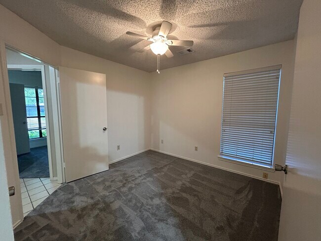 Building Photo - 2320 Aquaduct Dr