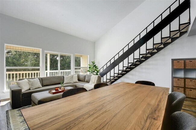 Building Photo - 1818 S Lakeshore Blvd