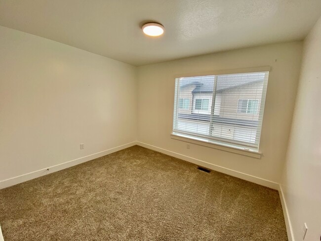 Building Photo - 428 W 40 S