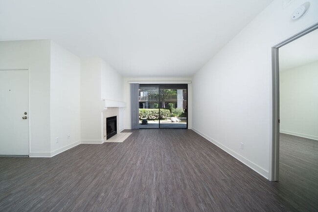 Building Photo - Remodeled, ground level, 1 bedroom, 1 bath condo in Lakeside Garden Grove Community