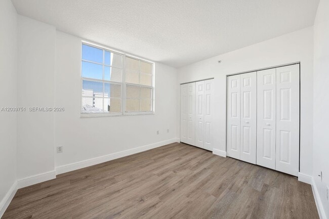 Building Photo - 215 SW 42nd Ave