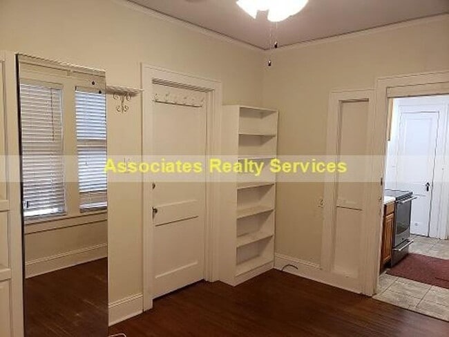 Building Photo - Walk to UF!   Cute/Historic 3 bedroom, 2 bath, LOOK!