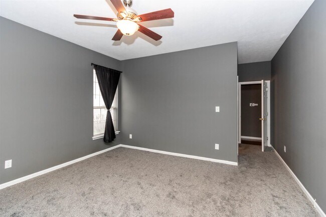 Master bedroom - 10276 Lakeland Dr